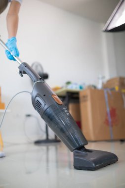 Temizlik şirketindeki temizlik personeli temizlik malzemelerini dezenfektan ve temizleyici sürmeden önce elektrik süpürgesi kullanarak temizler ve misafir odalarının güvenliğini arttırır..