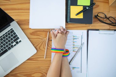 Igbt Q çifti, Igbt Q grubunu sembolize eden gökkuşağı bileklikleri taktılar ve sevgi, dostluk ve nezaket göstermek için el ele tutuştular. Ve Igbt Q çifti de birbirlerini sonsuza dek seveceklerine söz verdiler. Metin için alanı kopyala