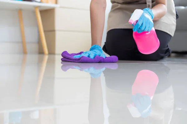 清洁人员在地板表面用清洁剂和消毒剂擦拭布 用清洁剂清洁地板 使客厅地板表面没有细菌粘附 — 图库照片