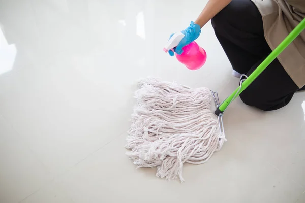 Προσωπικό Καθαρισμού Σκουπίζει Πανί Καθαρότερο Και Απολυμαντικό Στην Επιφάνεια Του — Φωτογραφία Αρχείου