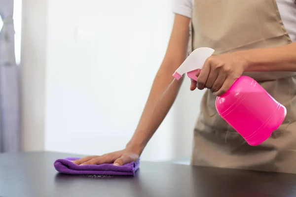 Personal Limpieza Está Limpiando Paño Con Limpiador Desinfectante Superficie Mesa — Foto de Stock