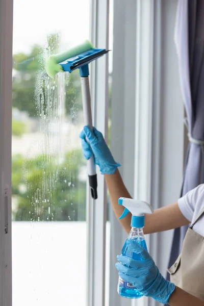 Reinigers Gebruiken Een Stok Bevochtigd Met Een Glasreiniger Het Glas — Stockfoto