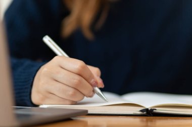 Kadın, eğitime katılmadan önce dersini anlamak ve öğrenmek için tek başına oturmuş kitap makaleleri hakkındaki bilgisini test ediyordu. Öğrenmek ve anlamak için okuma kavramları.