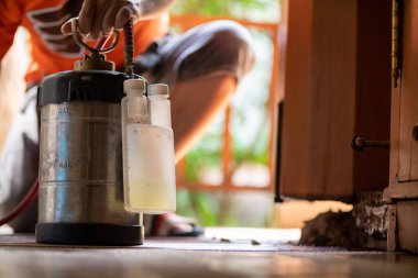 Genç adam termit kontrol kimyasalları kullanmayı seçiyor. Termitleri yok etmek için insanlar için su ile karıştırılmamış. Genç adamın tek başına termit püskürtücü sıkmasına olanak sağlıyor.