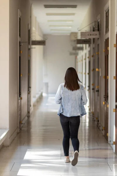 Alumna Escuela Internacional Vestida Con Jeans Caminó Dentro Del Edificio —  Fotos de Stock