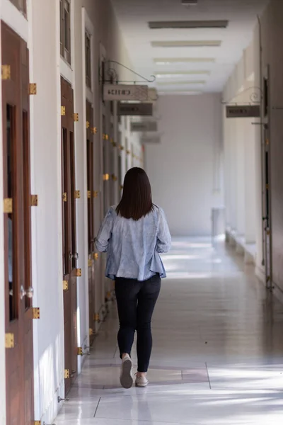 Alumna Escuela Internacional Vestida Con Jeans Caminó Dentro Del Edificio —  Fotos de Stock