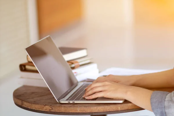 Młode Kobiety Pracują Domu Używają Laptopów Wyszukiwania Informacji Porozumiewania Się — Zdjęcie stockowe