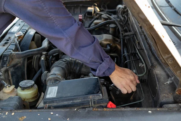 Automechanik Kontroluje Stav Motoru Aby Byl Připraven Použití Mechanik Stále — Stock fotografie