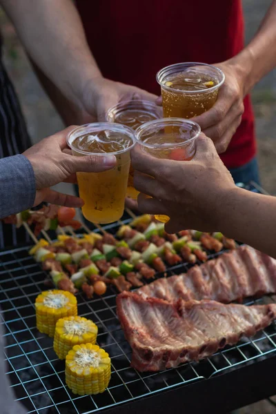 Bebidas Cerveja Preparadas Para Festa Churrasco Entre Amigos São Servidas — Fotografia de Stock