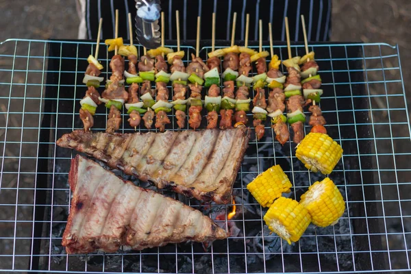 Gli Ingredienti Carne Spiedini Festa Del Barbecue Sono Posizionati Sulla — Foto Stock