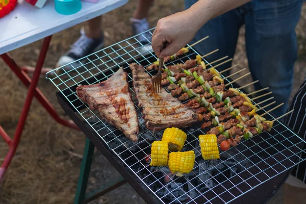 Carne Espetos Ingredientes Para Festa Churrasco São Colocados Grelha Para — Fotografia de Stock