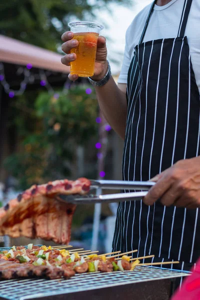 Bebidas Cerveja Preparadas Para Festa Churrasco Entre Amigos São Servidas — Fotografia de Stock