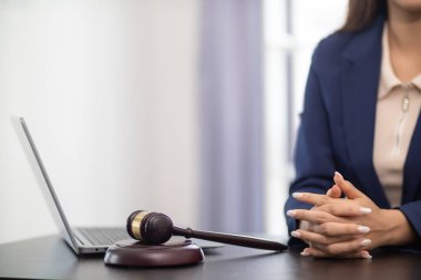 Avukatlık Bürosu yasal konularda danışmanlık hizmetleri sunar, böylece hukuki yardıma ihtiyacı olanlar gelip doğru tavsiye ve tavsiyeler alabilirler. Yasal danışmanlık bürosu açma kavramı