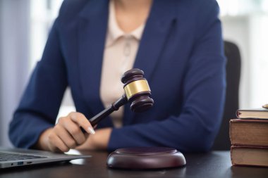 Avukatlık Bürosu yasal konularda danışmanlık hizmetleri sunar, böylece hukuki yardıma ihtiyacı olanlar gelip doğru tavsiye ve tavsiyeler alabilirler. Yasal danışmanlık bürosu açma kavramı