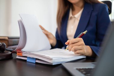 Avukatlardan oluşan bir ekip, davalarla ilgili hukuki konulara danışmaya gelen müvekkillere yardımcı olmak için hukuk kitaplarından hukuki konulara danışmanlık yapıyor ve onları inceliyor. Hukuki danışmanlık ekibi kavramı