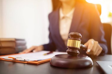 Avukatlık Bürosu yasal konularda danışmanlık hizmetleri sunar, böylece hukuki yardıma ihtiyacı olanlar gelip doğru tavsiye ve tavsiyeler alabilirler. Yasal danışmanlık bürosu açma kavramı