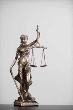 Tanrı 'nın heykeli Themis Adalet Anıtı hukuk firması içinde gerçeklerin doğruluğunu ve önyargısız yargılama gücünü göstermek için adaletin sembolü olarak kullanılır. Bayan Adalet yerini buldu..
