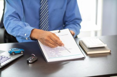 Araba galerilerinin araba satıcıları araba satış sözleşmelerini müşterilere getirir ve satış sözleşmesini imzalamadan önce müşterilere kredi ve faiz oranlarını açıklar..