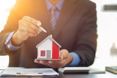 Emlakçılar müşterilerine emlak ofislerinde doğru evi seçmeleri için örnek evler öneriyorlar. Güvenilir bir emlakçıdan ev alma fikri