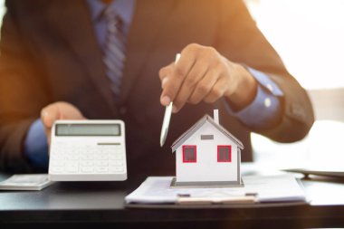 Emlakçı, emlak satın alma anlaşması sonuçlanmadan önce kiracıya aylık taksitlerin ödenmesi için gerekli olan faiz oranını hesaplıyor..