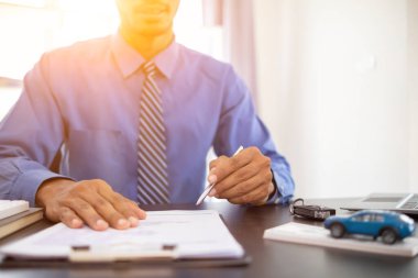 Araba galerilerinin araba satıcıları araba satış sözleşmelerini müşterilere getirir ve satış sözleşmesini imzalamadan önce müşterilere kredi ve faiz oranlarını açıklar..