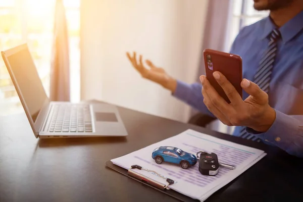 Car dealers have used applications in mobile phones to calculate interest rates and monthly car payments for customers and can also use applications to notify when payments are due.