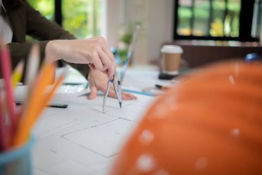 Mimarlar ve mühendisler, inşaatın standartlara uygun ve zamanında tamamlandığından emin olmak için konut inşaatının nasıl tasarlanacağını tartışıyor. Mühendisler ve mimarlardan oluşan bir ekip bina tasarımı ve yapısını tartıştı.