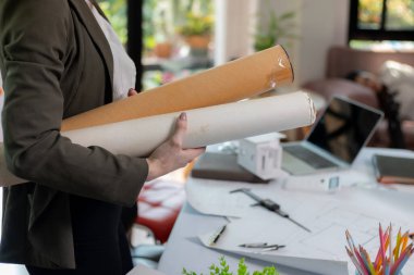 Mimarlar ve mühendisler, inşaatın standartlara uygun ve zamanında tamamlandığından emin olmak için konut inşaatının nasıl tasarlanacağını tartışıyor. Mühendisler ve mimarlardan oluşan bir ekip bina tasarımı ve yapısını tartıştı.