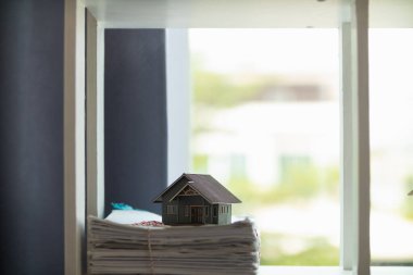 Daha kolay bulunabilmeleri için yığınla belge düzenleniyor ve dosya odasında saklanmadan önce yığınla belge de toplanıyor. Düzenli belge yığınları ve metin için kopyalama alanı