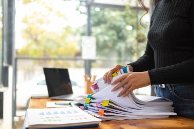 Sekreter toplantıdan hemen önce istiflenmiş belgelerin içinde kira kontratı bulmak için ofisteki bütün belgeleri inceliyor. istiflenmiş belgelerden kiralama sözleşmesi bulmada konsept hatası