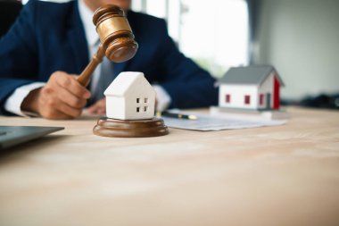 Gayrimenkul bürosu, ev ve gayrimenkul müzayedesine katılacak taraflar için açık artırma başlattı. Emlak müzayedesinin açılışı ve konuta makul fiyattan katılım.