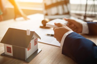 Gayrimenkul bürosu, ev ve gayrimenkul müzayedesine katılacak taraflar için açık artırma başlattı. Emlak müzayedesinin açılışı ve konuta makul fiyattan katılım.