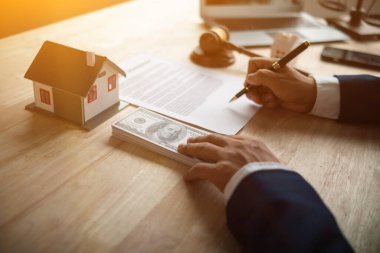 Gayrimenkul bürosu, ev ve gayrimenkul müzayedesine katılacak taraflar için açık artırma başlattı. Emlak müzayedesinin açılışı ve konuta makul fiyattan katılım.