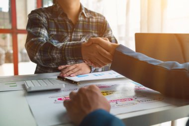 Konferans salonundaki iş adamları iyi iş karları elde etmek için birbirlerine danışıyor ve tanıtıyorlar. Yatırımcılar arasındaki bilgi alışverişinde danışmanlık ve danışmanlık kavramı.