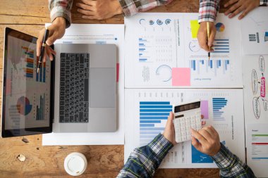 Top View and Copy Space, bir grup yatırımcı ve iş ekibi en iyi sonuç için yatırım eğilimlerini tartışıyor. Yüksek verimli yatırım tavsiyesi almak için bir yatırım danışmanı tutma kavramı.