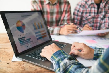 Konferans salonundaki iş adamları iyi iş karları elde etmek için birbirlerine danışıyor ve tanıtıyorlar. Yatırımcılar arasındaki bilgi alışverişinde danışmanlık ve danışmanlık kavramı.