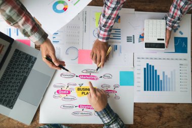 Konferans salonundaki iş adamları iyi iş karları elde etmek için birbirlerine danışıyor ve tanıtıyorlar. Yatırımcılar arasındaki bilgi alışverişinde danışmanlık ve danışmanlık kavramı.