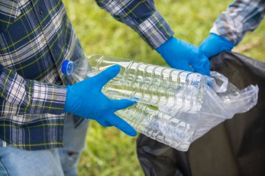 Erkekler çimenliklerden ve parktaki kaldırımlardan plastik şişe toplar ve temiz kalmaları için poşetlere koyar. Geri dönüşüm için plastik şişe de toplayabilirler. Geri dönüşümle çevre sorunlarını azaltmak