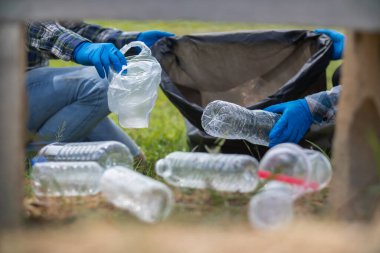 Erkekler çimenliklerden ve parktaki kaldırımlardan plastik şişe toplar ve temiz kalmaları için poşetlere koyar. Geri dönüşüm için plastik şişe de toplayabilirler. Geri dönüşümle çevre sorunlarını azaltmak