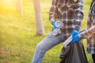 Erkekler çimenliklerden ve parktaki kaldırımlardan plastik şişe toplar ve temiz kalmaları için poşetlere koyar. Geri dönüşüm için plastik şişe de toplayabilirler. Geri dönüşümle çevre sorunlarını azaltmak