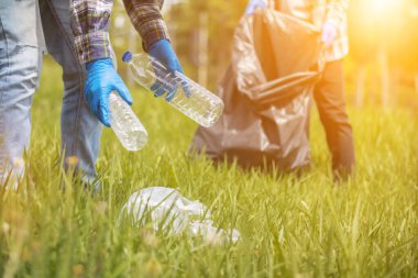 Erkekler çimenliklerden ve parktaki kaldırımlardan plastik şişe toplar ve temiz kalmaları için poşetlere koyar. Geri dönüşüm için plastik şişe de toplayabilirler. Geri dönüşümle çevre sorunlarını azaltmak