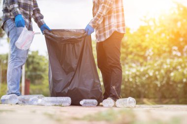 Erkekler çimenliklerden ve parktaki kaldırımlardan plastik şişe toplar ve temiz kalmaları için poşetlere koyar. Geri dönüşüm için plastik şişe de toplayabilirler. Geri dönüşümle çevre sorunlarını azaltmak