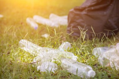 Erkekler çimenliklerden ve parktaki kaldırımlardan plastik şişe toplar ve temiz kalmaları için poşetlere koyar. Geri dönüşüm için plastik şişe de toplayabilirler. Geri dönüşümle çevre sorunlarını azaltmak