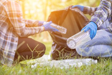 Erkekler çimenliklerden ve parktaki kaldırımlardan plastik şişe toplar ve temiz kalmaları için poşetlere koyar. Geri dönüşüm için plastik şişe de toplayabilirler. Geri dönüşümle çevre sorunlarını azaltmak