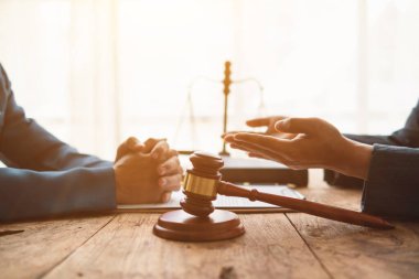 Avukat ve iş adamı, iş adamı yatırım firması İşbirliği 'nin yasal danışmanı olmak için karşılıklı anlaşmayı tartışıyorlar. İş adamı ve hukuk danışmanı arasındaki konsept