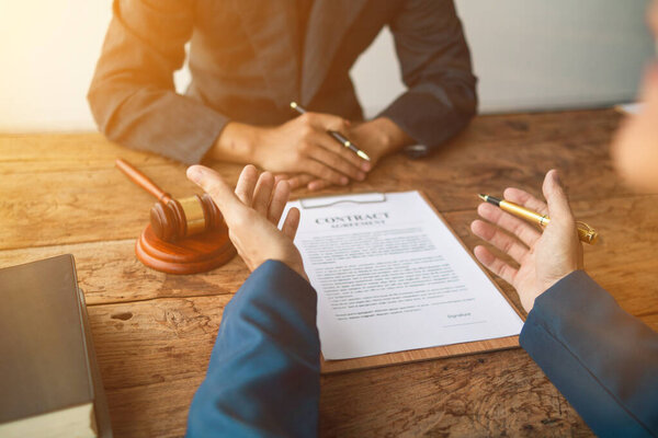 договор купли-продажи был поставлен на стол в адвокатской конторе, так как компания наняла адвокатскую контору в качестве юридического консультанта и подготовила проект договора, чтобы клиент мог подписать правильный договор.