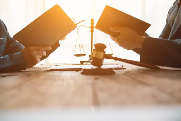 Equipe Advogados Está Lendo Revisão Legal Livro Leis Para Entender — Fotografia de Stock