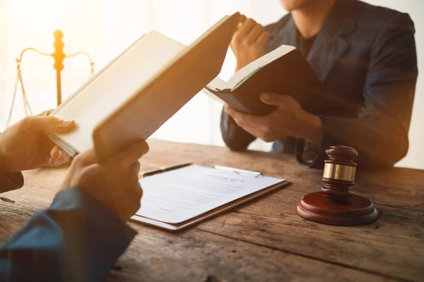 Equipe Advogados Está Lendo Revisão Legal Livro Leis Para Entender — Fotografia de Stock