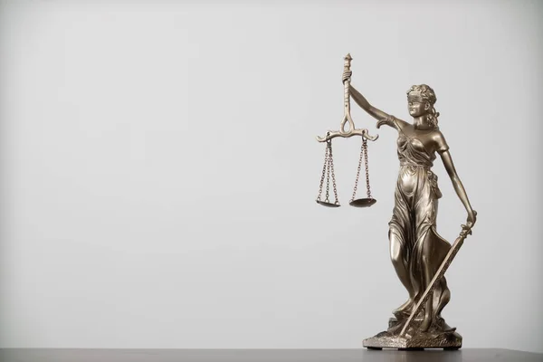 在法律事务所内 女性正义被用作正义的象征 以表明事实的真实性和无偏见的判断权力 正义是正义的 — 图库照片