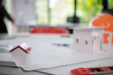 Mimarlar ve mühendislerin ofislerindeki masalarda duran ekipman ve çizimler. Bir mimarın çalışma tezgahının arka planı istemcinin istenilen sonucu elde etmek için çalışmaya hazırlanıyor.